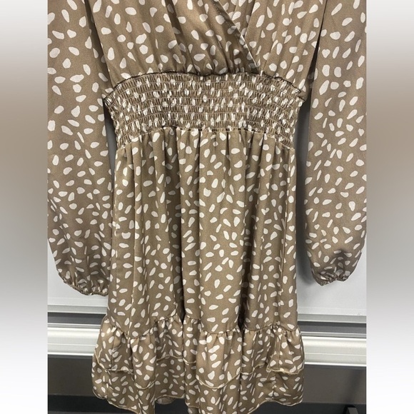 Shein Women’s Beige Tan Polka Dot V-Neck Shirred Waist Mini Dress Size Medium - Picture 4 of 13
